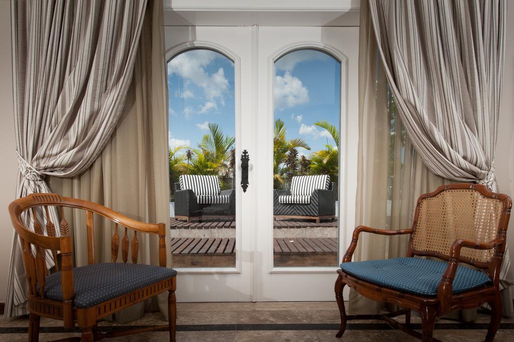 Hotel Tropical Манаус Екстериор снимка A window with curtains