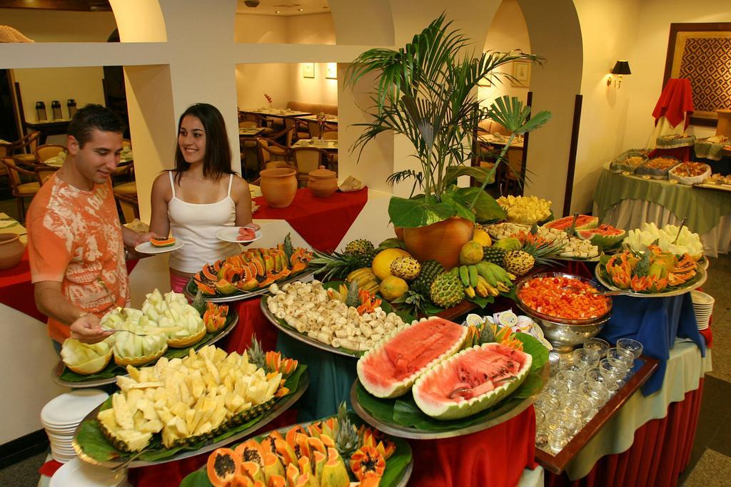 Hotel Tropical Манаус Екстериор снимка A fruit buffet