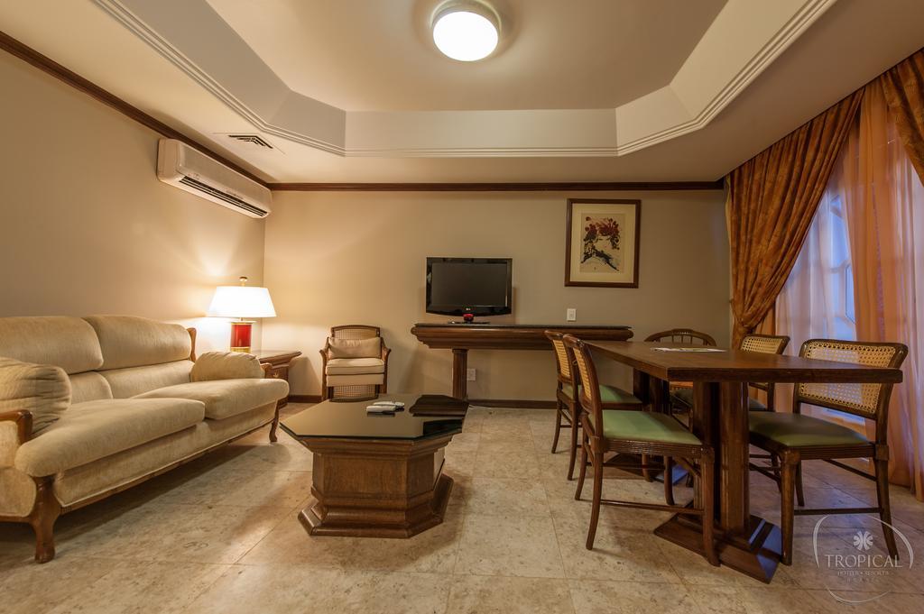 Hotel Tropical Манаус Екстериор снимка A living room in a suite