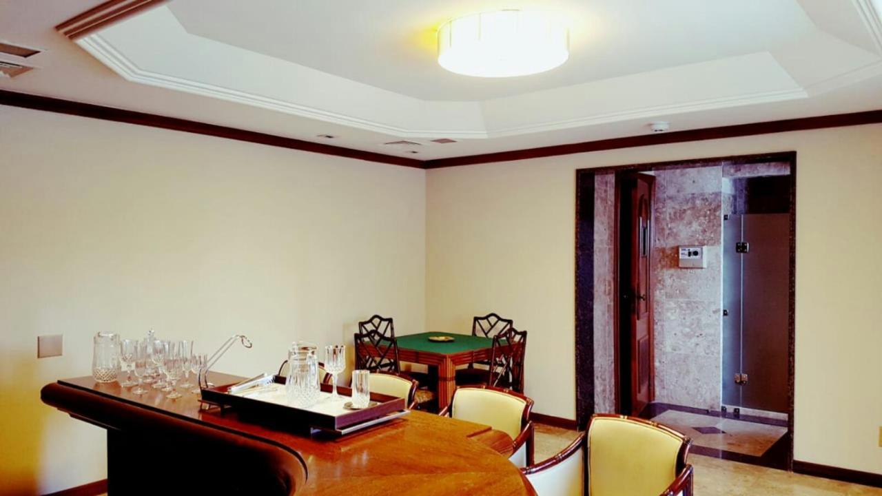 Hotel Tropical Манаус Екстериор снимка A room with a ceiling cornice