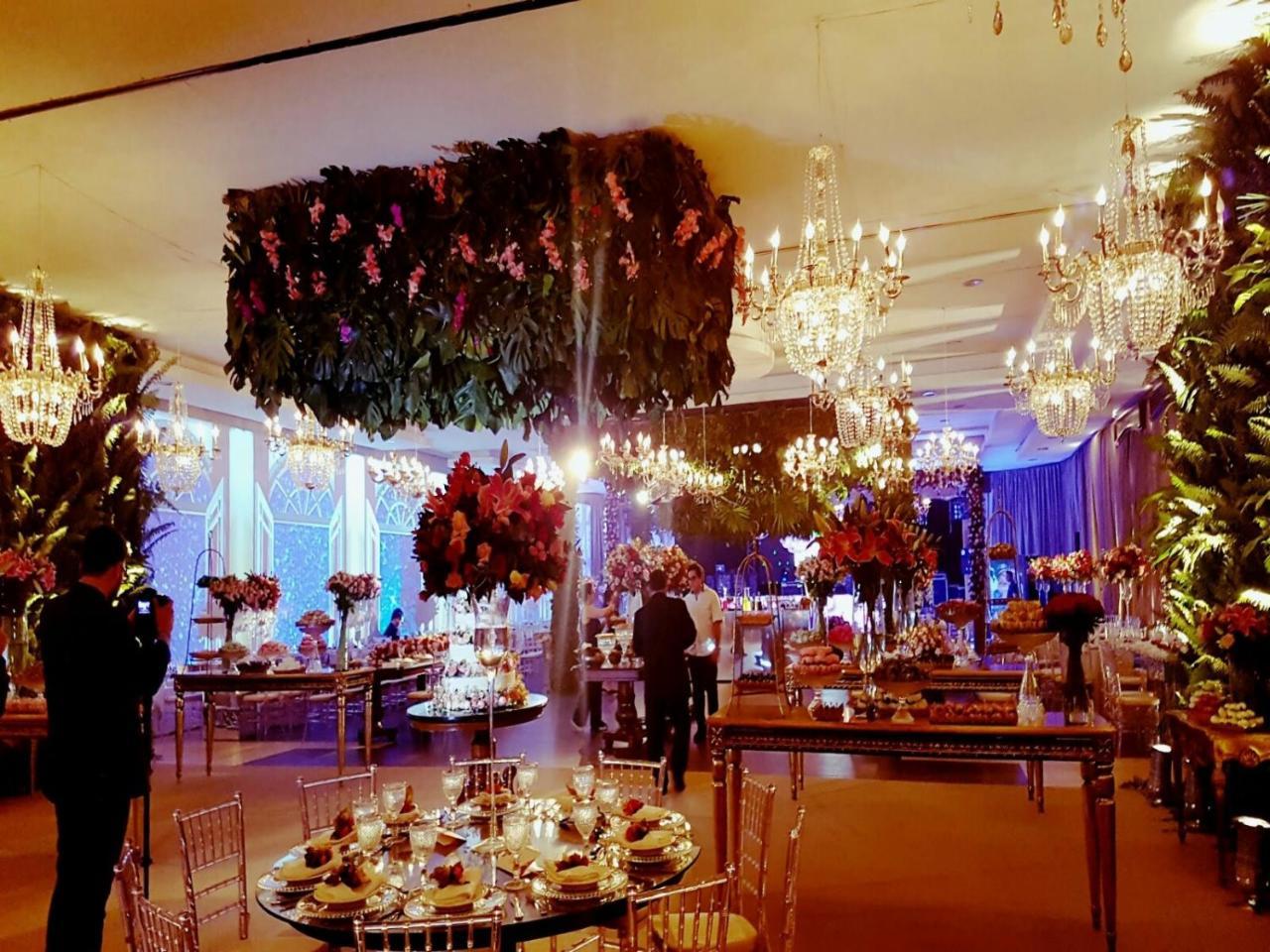 Hotel Tropical Манаус Екстериор снимка The interior of the ballroom at the 2011 Met Gala