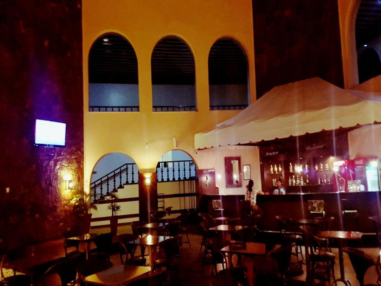 Hotel Tropical Манаус Екстериор снимка The interior of the bar