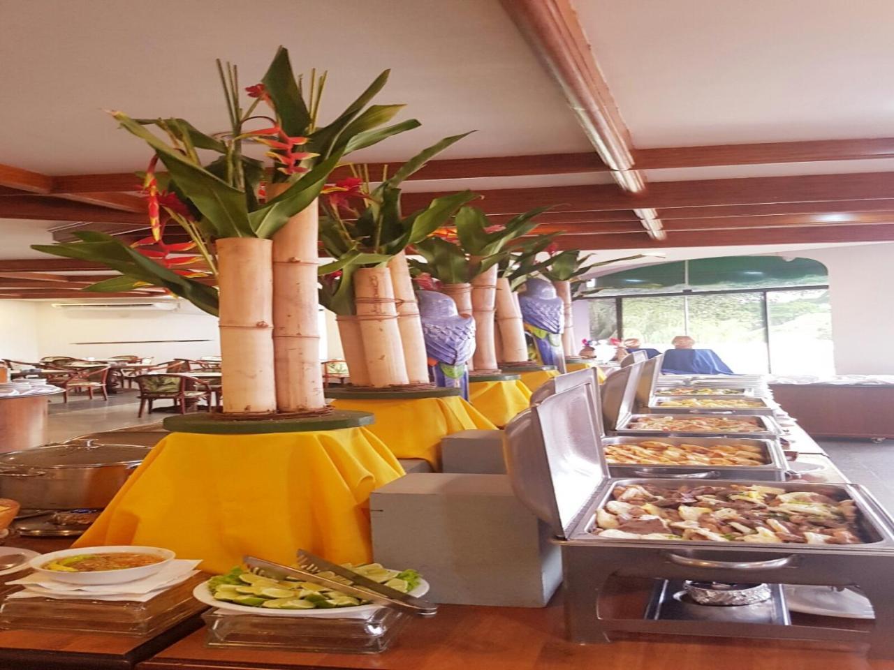 Hotel Tropical Манаус Екстериор снимка A buffet at a hotel