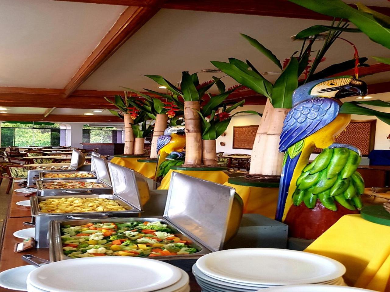 Hotel Tropical Манаус Екстериор снимка The buffet at the restaurant